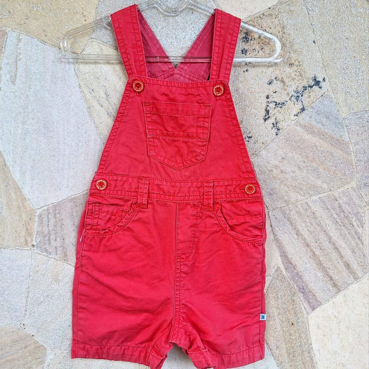 Macacão Jeans Vermelho Baby Infantil – Jardineira Jeans Bebê (9 a 12 Meses)