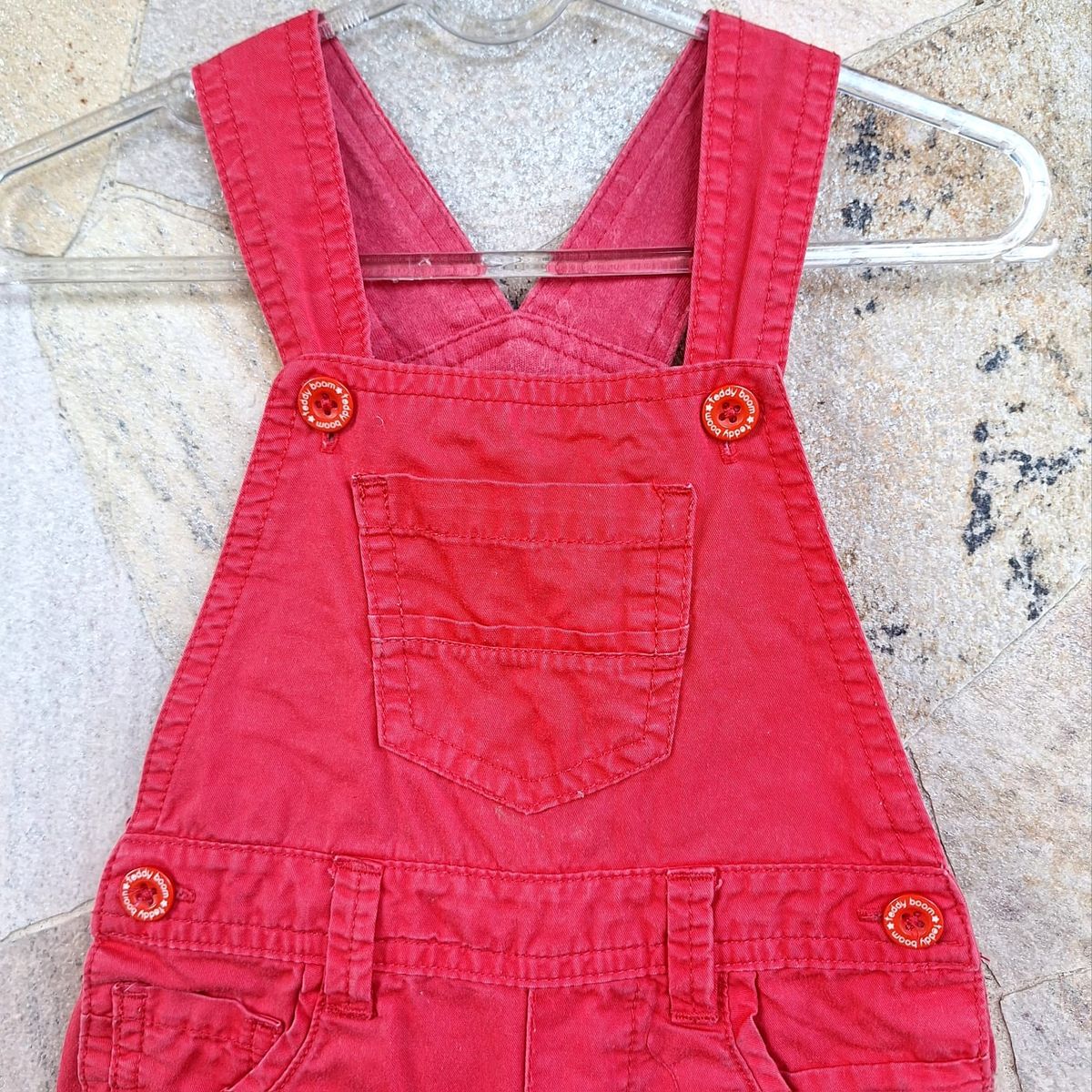 Macacão Jeans Vermelho Baby Infantil – Jardineira Jeans Bebê (9 a 12 Meses)