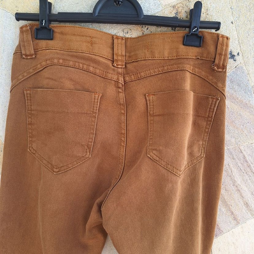 Calça Jeans Skinny Marrom Caramelo com Botões Cintura Alta (Tamanho 38)